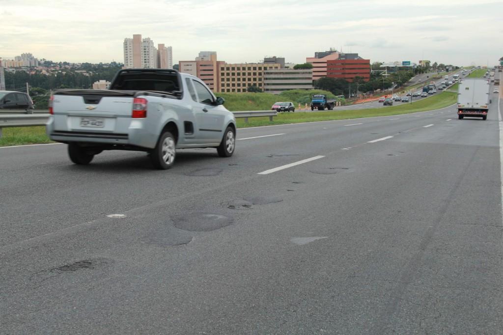 Pista &eacute; conhecida como &quot;faixa pesada&quot;: &eacute; frequentemente usada por ve&iacute;culos de grande porte, como &ocirc;nibus e caminh&otilde;es, e com isso acaba sofrendo um desgaste maior (Camila Moreira/ AAN)