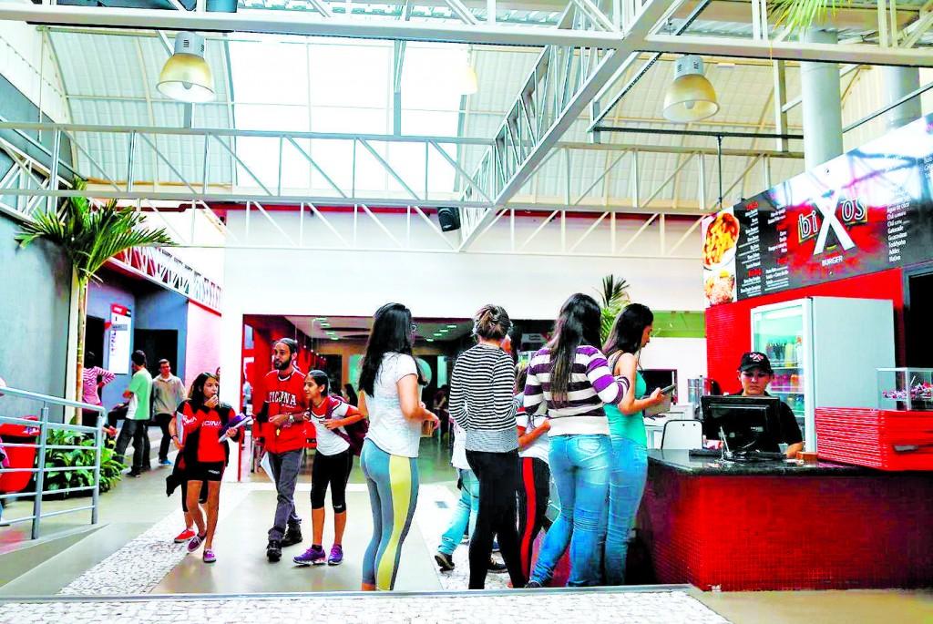 Claraboias e &aacute;reas envidra&ccedil;adas nos sagu&otilde;es e corredores favorecem a entrada de luz natural e contribui significativamente para a economia de energia el&eacute;trica ( Leandro Ferreira/ AAN)