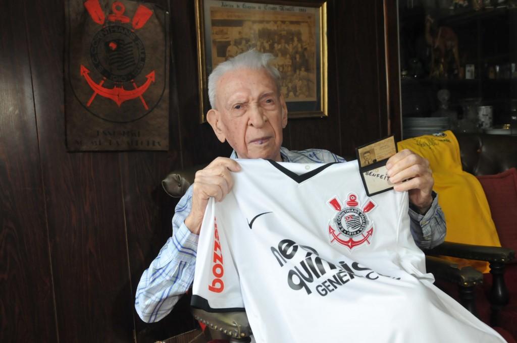 Antonio Risaliti com a camisa do Corinthians e a carteirinha: paix&atilde;o (Carlos de Souza Ramos/AAN)