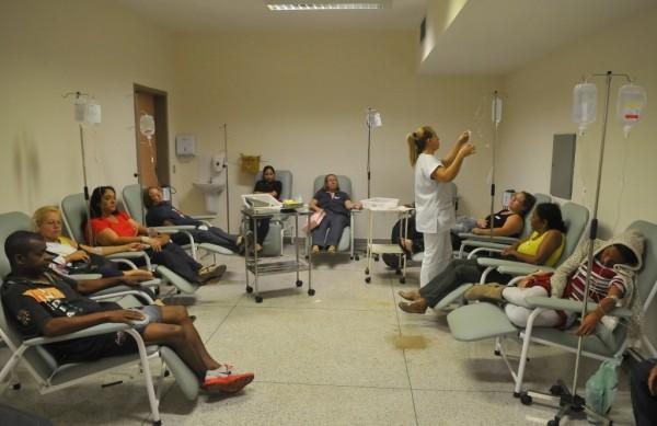 Pacientes recebem hidrata&ccedil;&atilde;o na nova ala para casos de dengue do Ouro Verde ( C&eacute;sar Rodrigues/AAN)