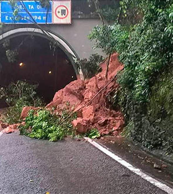 A descida da Serra pela via Anchieta registrou congestionamento do Km 37 ao Km 44, devido ao bloqueio da faixa da direita no Km 44. (Divulgação/PMR)