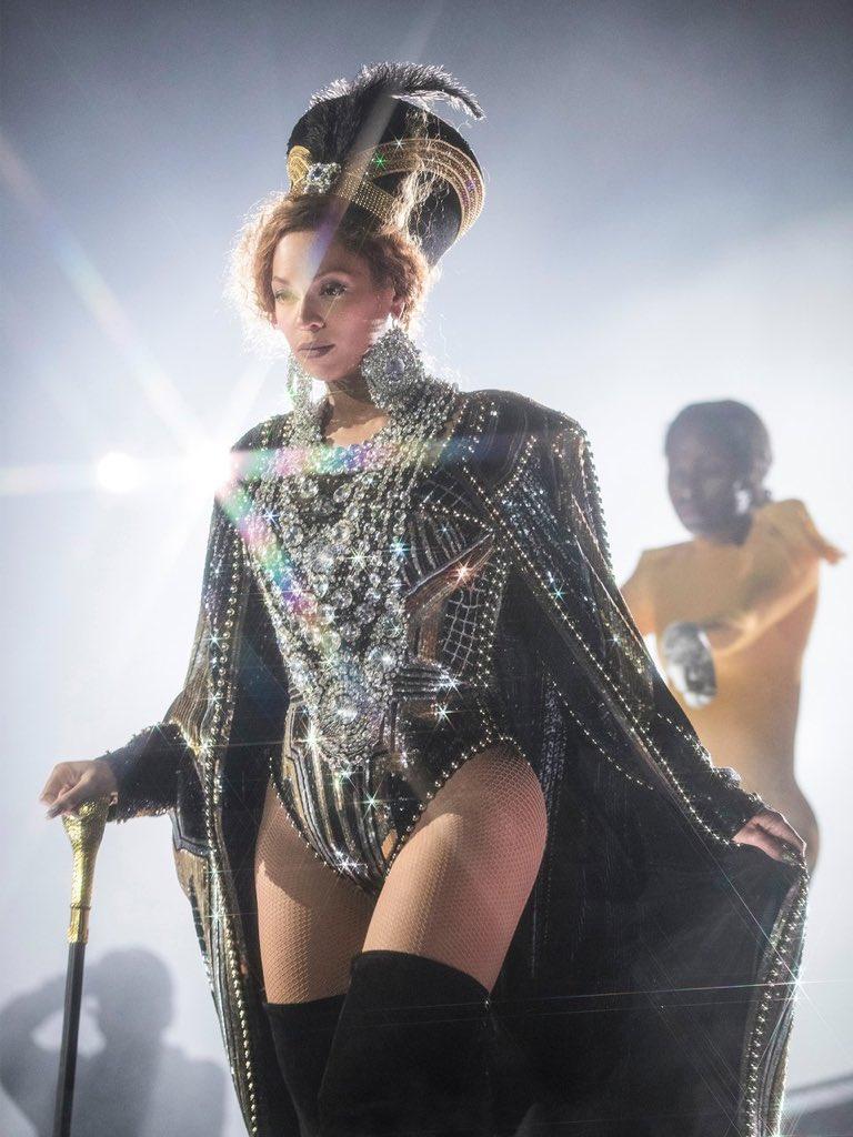 Foram quatro trocas de looks, todos eles fiéis ao estilo Beyoncé e Balmain (Twitter/Balmain)