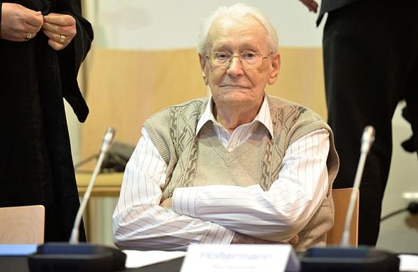 Oskar Gr&ouml;ning, ex-contador do campo de concentra&ccedil;&atilde;o de Auschwitz pede perd&atilde;o &agrave;s v&iacute;timas do nazismo (France Press)