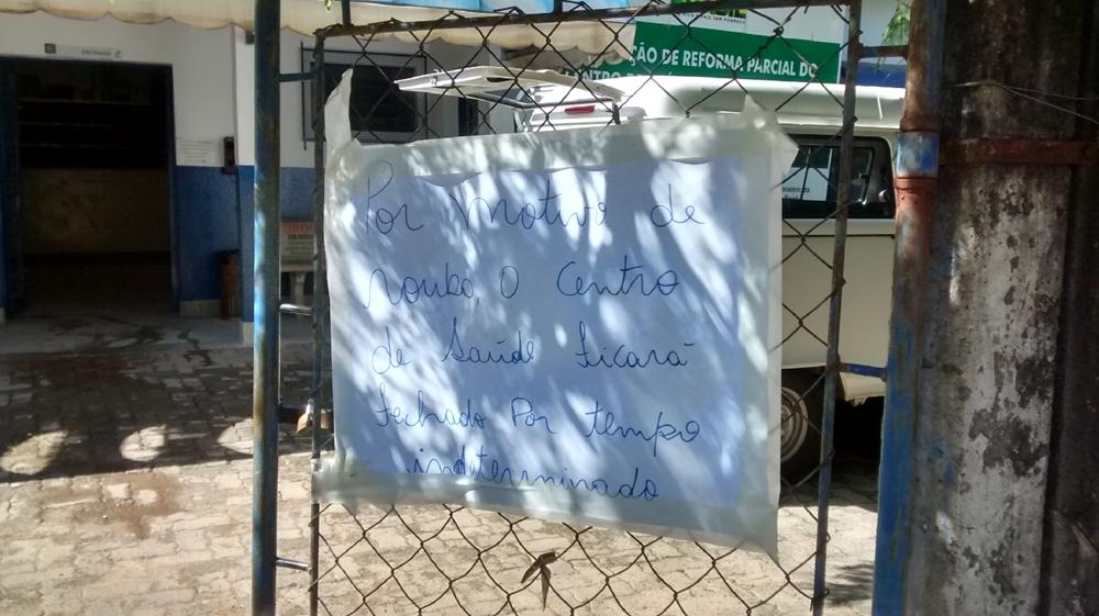 Cartaz na entrada do centro de sa&uacute;de informa a suspens&atilde;o do atendimento por tempo indeterminado (Jaqueline Harumi/ AAN )