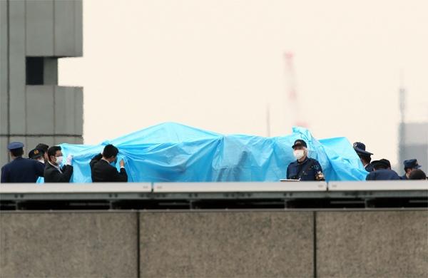 Policiais cobrem drone com sinais de radioatividade sobre a casa do premier japon&ecirc;s, Shinzu Abe (France Press)