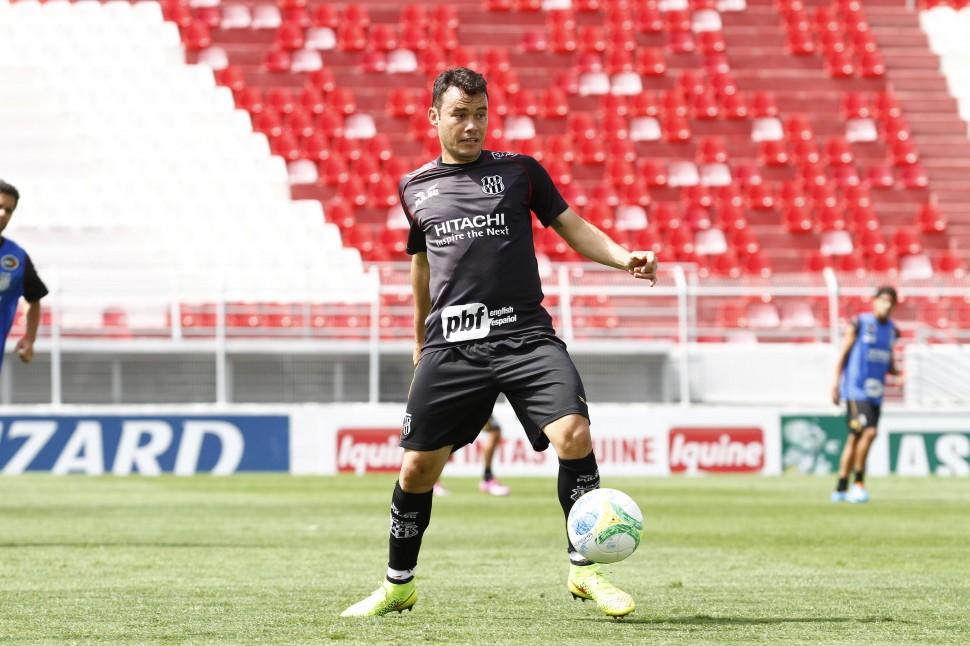 Renato Caj&aacute; comemorou o anivers&aacute;rio de 30 anos e tamb&eacute;m a presen&ccedil;a do time entre os quatro melhores da S&eacute;rie B ( Gustavo Tilio/Especial para AAN)