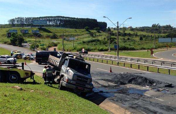 Carreta que transportava massa asf&aacute;ltica tombou quando fazia a convers&atilde;o para acessar a Av. Mackenzie, em Campinas (Jaqueline Harumi/AAN )