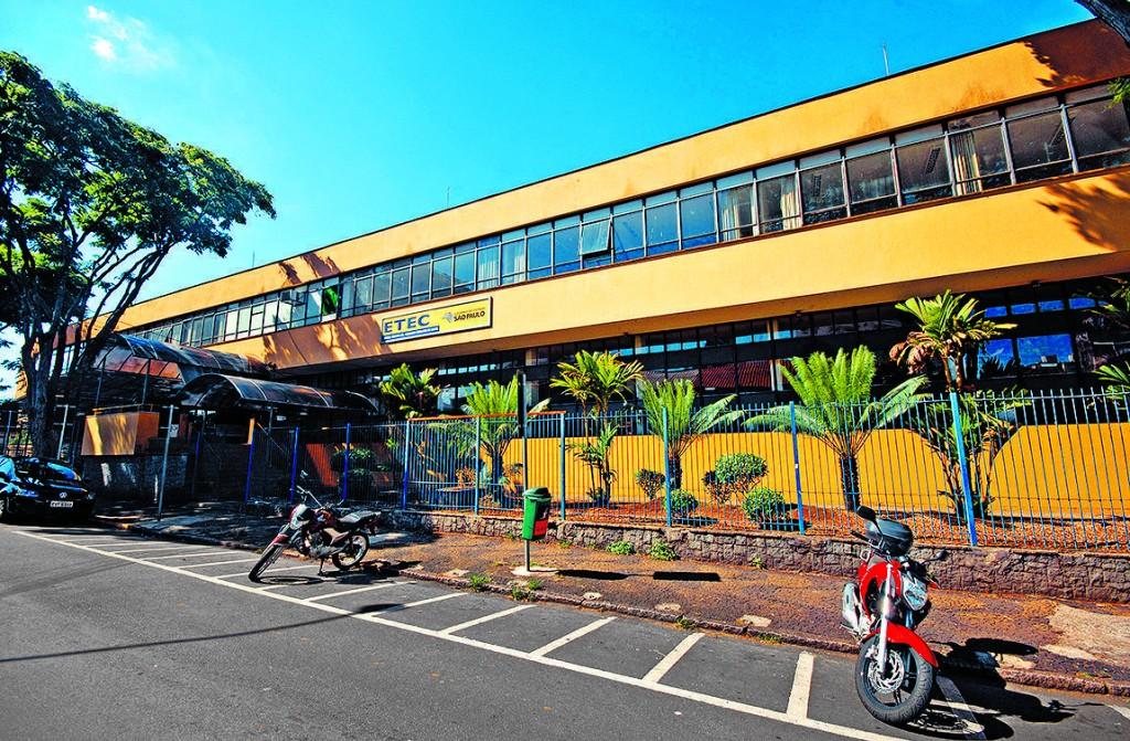 Pr&eacute;dio da Etec Coronel Fernando Febiliano da Costa, na rua Monsenhor Manoel Francisco Rosa, no Centro ( Antonio Trivelin/ Gazeta de Piracicaba )