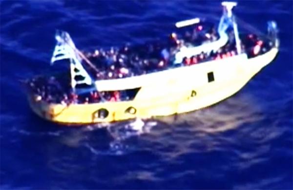 Barco sobrecarregado transporta imigrantes atrav&eacute;s do Mediterr&acirc;neo (France Press)