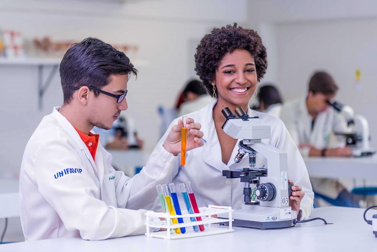 A instituição utiliza a Clínica Escola para, além de promover atividades práticas dentro do curso, atender gratuitamente a população de Campinas e região. (UNIMETROCAMP)
