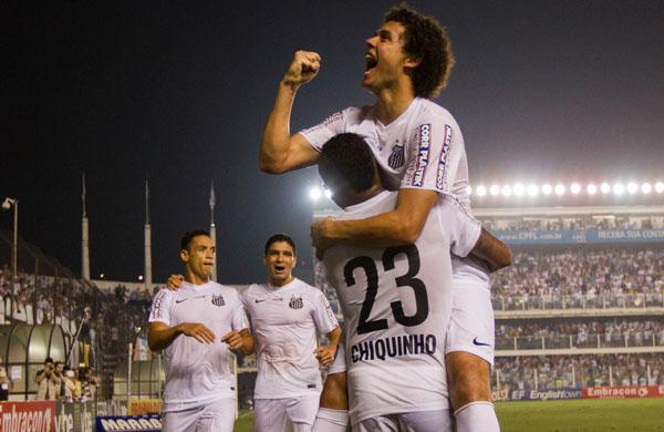 Jogadores do Santos comemoram o gol de Ricardo Oliveira, o segundo do Santosr
durante partida entre Santos e Sao Paulo (Eduardo Saraiva/AE)