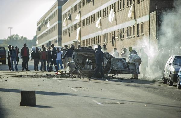 Lojas de imigrantes foram atacadas e incendiadas nesta sexta-feira em Johannesburgo, na &Aacute;frica do Sul (France Press)