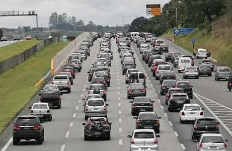 Estimativa &eacute; que entre 250 a 370 mil ve&iacute;culos des&ccedil;am a serra pelas rodovias do Sistema Anchieta-Imigrantes  ( Reprodução)