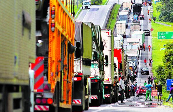 Caminhoneiros bloqueiam tr&acirc;nsito na altura do Km 67 da BR-116, em Campina Grande do Sul (PR), sentido S&atilde;o Paulo, ontem: reflexos da greve chegam a Campinas (Franklin de Freitas/ AE)