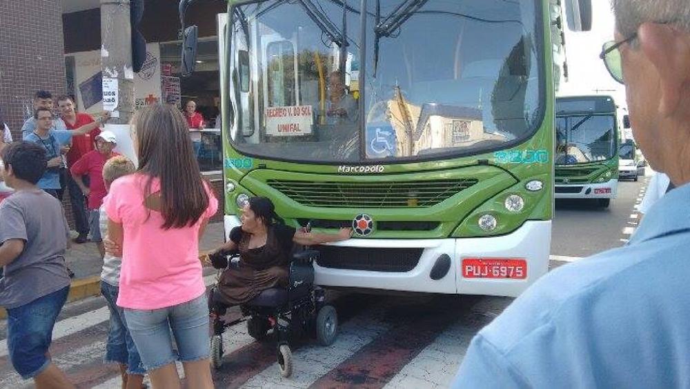 N&iacute;lia Ramos parou em frente a um &ocirc;nibus na rua e chamou a aten&ccedil;&atilde;o das pessoas ( Divulgação)
