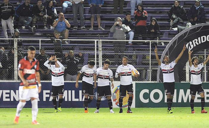 Jogadores do S&atilde;o Paulo comemoram muito o gol anotado por Centuri&oacute;n (&agrave; esq.), de cabe&ccedil;a: argentino entrou no segundo tempo e fez a diferen&ccedil;a (France Press)