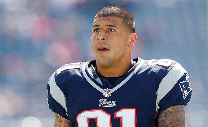 Aaron Hernadez jogou no New England Patriots e teve o v&iacute;nculo rescindido horas depois de ser preso, em junho de 2013 (France Press)