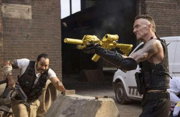 Cena do filme de fic&ccedil;&atilde;o cient&iacute;fica 'Chappie', com dire&ccedil;&atilde;o de Neill Blomkamp ( Divulgação)