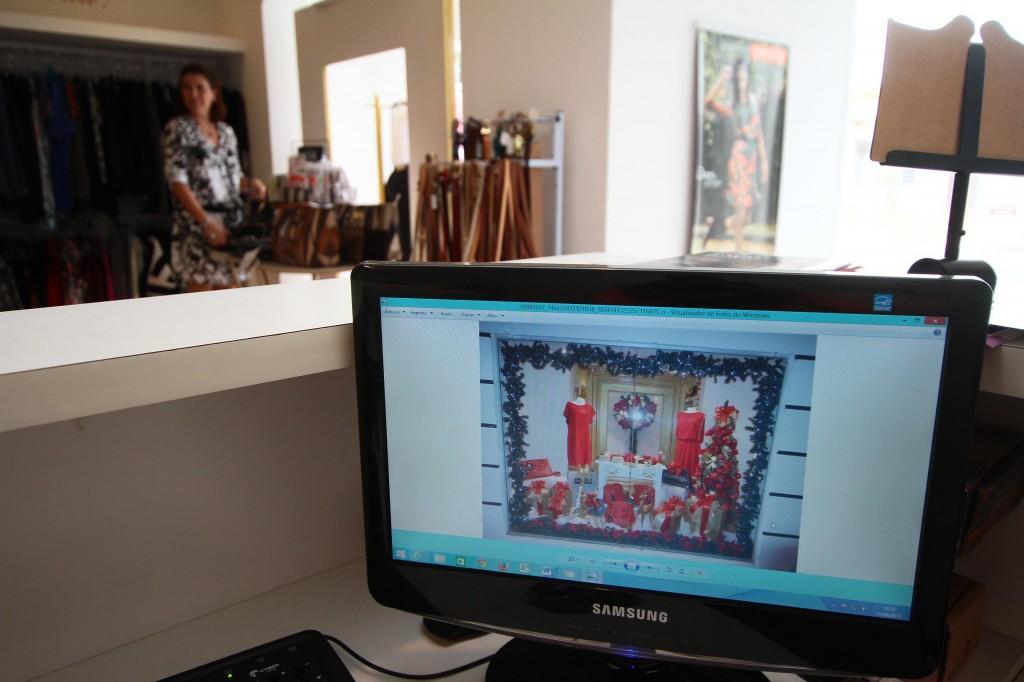 Imagem no computador mostra como ficou a fachada de uma das lojas premiadas ( Janaína Ribeiro/ Especial a AAN )
