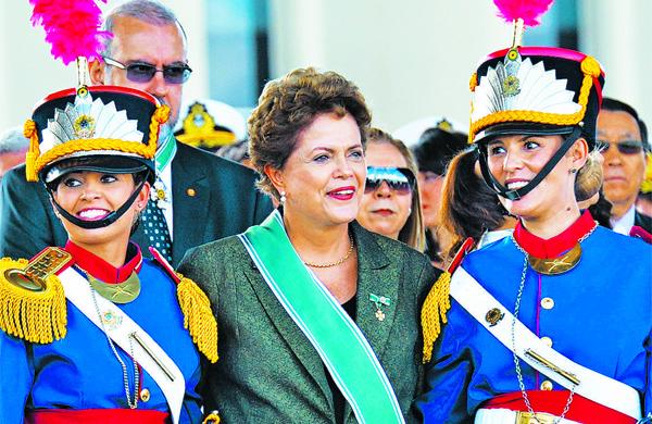 Dilma Rousseff, nesta quinta-feira (16), durante cerim&ocirc;nia alusiva ao Dia do Ex&eacute;rcito, comemorado em 19 de abril: sob press&atilde;o (Antonio Cruz/ Agência Brasil)