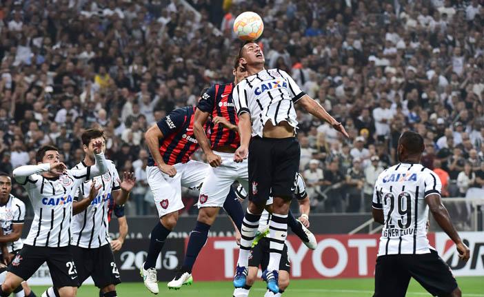Ralf salta na tentativa de cabecear a bola em partida que teve recorde de p&uacute;blico na Arena Corinthians, com a presen&ccedil;a de 41.107 torcedores (France Press)