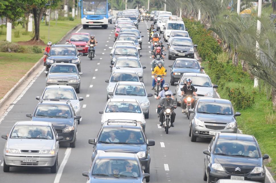 Movimento de carros na Prestes Maia, sentido Centro: cerca de 80 mil ve&iacute;culos passam por dia na avenida (Elcio Alves/ AAN)