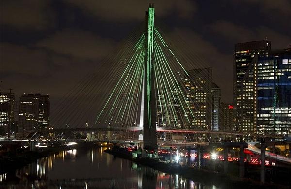A Ponte Oct&aacute;vio Frias de Oliveira, a Ponte Estaiada, iluminada para as festas de fim de ano ( Divulga&ccedil;&atilde;o)