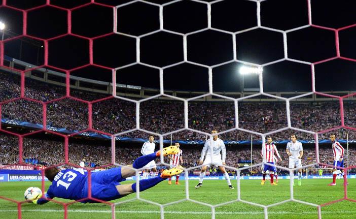 O goleiro Jan Oblak, do Atl&eacute;tico de Madrid, parou o forte ataque do Real Madrid (France Press)