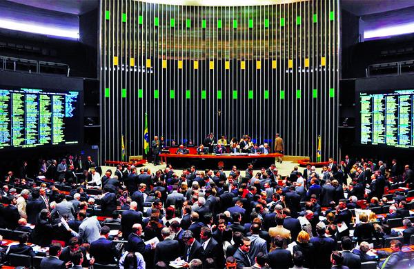 Plen&aacute;rio da C&acirc;mara, ontem, durante a an&aacute;lise de destaques apresentados para complementar ou alterar o texto-base (Gustavo Lima/ Câmara dos Deputados)
