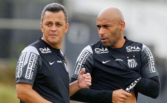 Edinho (&agrave; direita) fazia parte da comiss&atilde;o t&eacute;cnica do Santos e se desligou na &uacute;ltima segunda-feira (13) para assumir o comando do Mogi Mirim (Divulgação)