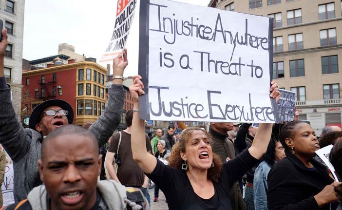 Manifestantes marcharam em Nova York para denunciar as &uacute;ltimas mortes de negros desarmados, atingidos por tiros de policiais (France Press)