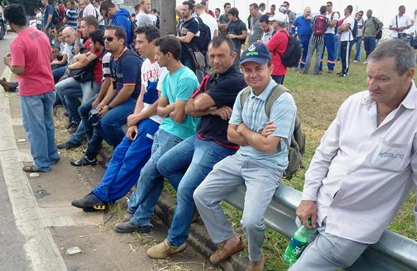 Em Paul&iacute;nia, manifestantes contra o PL 4330, fecharam a Rodovia Zeferino Vaz, na altura da Replan por 30 minutos e depois foram embora para casa; paralisa&ccedil;&atilde;o causou 3km de congestionamento (Dorinaldo Oliveira/ AAN)