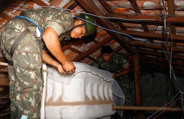 Soldados do Ex&eacute;rcito auxiliaram na telagem de caixas de &aacute;gua para combate &agrave; dengue ( Gustavo Tilio/Especial para a AAN)