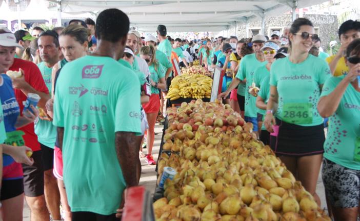 Mesa de frutas oferecida ap&oacute;s a realiza&ccedil;&atilde;o da Corrida Oba (Divulgação)