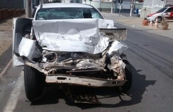 Carro ficou destru&iacute;do com a colis&atilde;o (Thais Jorge)