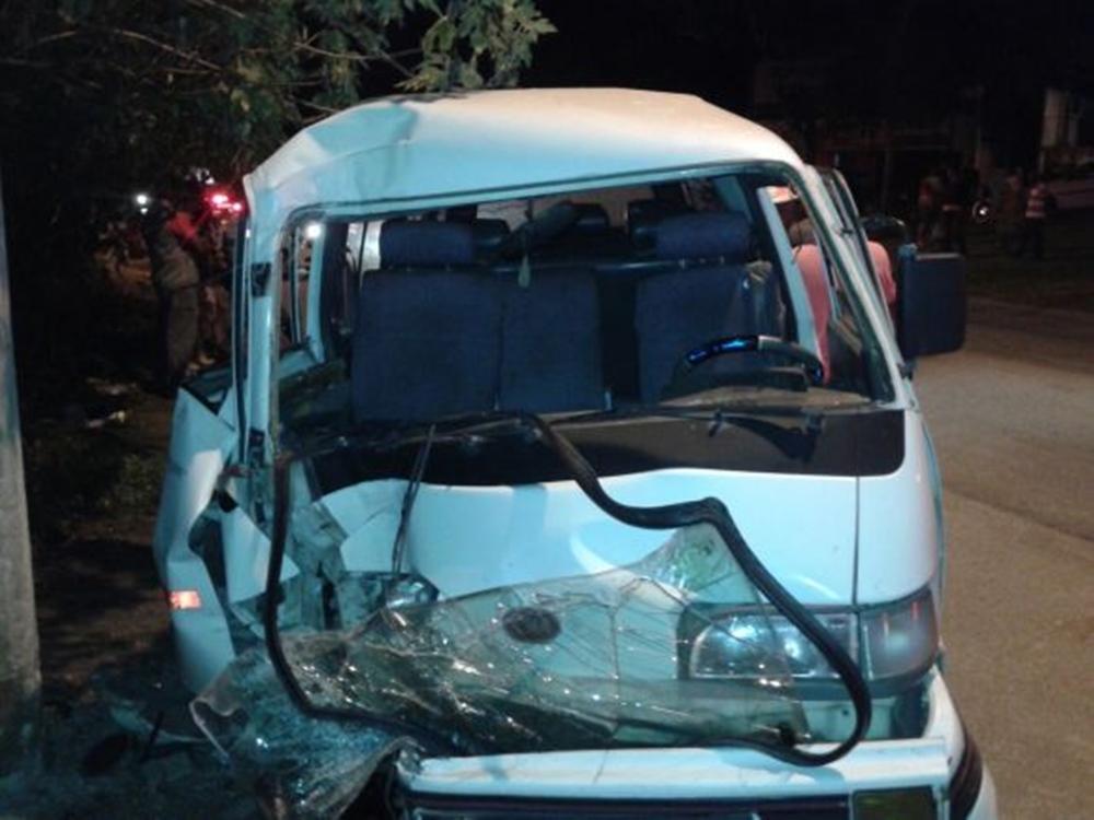 Kombi bateu em poste; os feridos foram atendidos na Santa Casa ( Divulgação)
