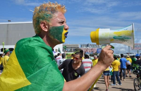 Protesto na Esplanada dos Minist&eacute;rios ( Valter Campanato/Agência Brasil)