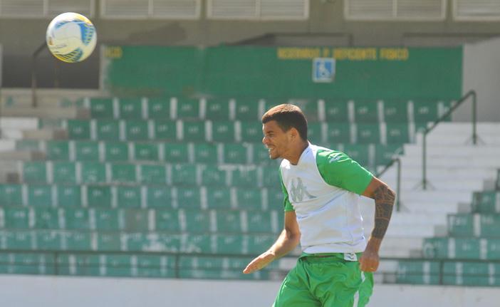 Thiago Cristian entra na lateral-esquerda do Bugre no duelo com o Azul&atilde;o ( César Rodrigues/AAN)