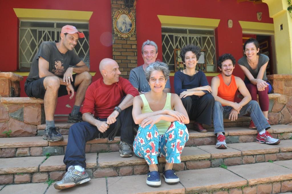 Atores que integram o N&uacute;cleo Interdisciplinar de Pesquisas Teatrais da Unicamp (Lume), na sede da companhia em Bar&atilde;o Geraldo (Carlos de Souza Ramos/AAN)