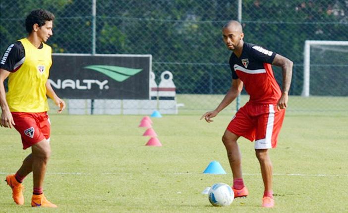 Wesley (&agrave; direita) parte pra cima de Ganso durante treino do S&atilde;o Paulo (Divulgação)