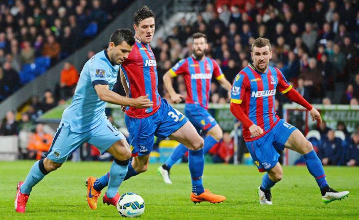 O argentino Sergio Aguero, do Manchester City, tenta passar pela forte marca&ccedil;&atilde;o do Crystal Palace (France Press)