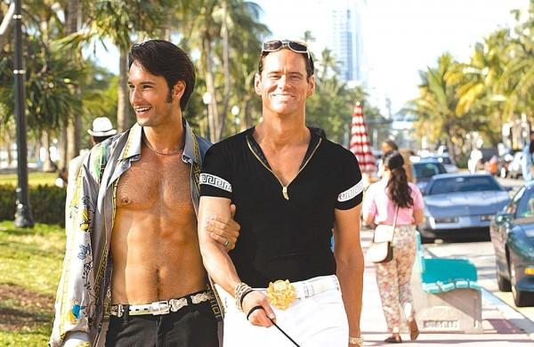 Rodrigo Santoro (&agrave; esq.) e Jim Carrey em cena do filme 'O Golpista do Ano' ( Divulgação)