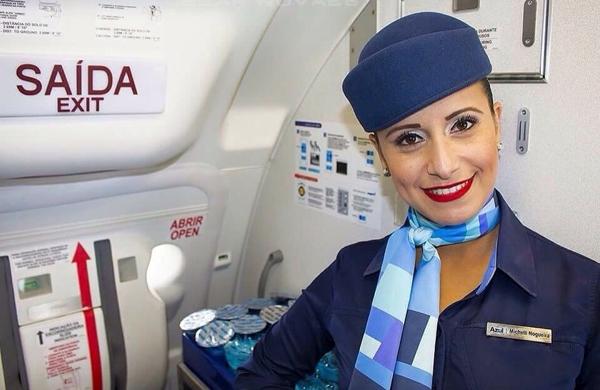 As pernas da aeromo&ccedil;a estavam para fora da mala, que estava jogada em uma ribanceira ( Reprodução/ Facebook)