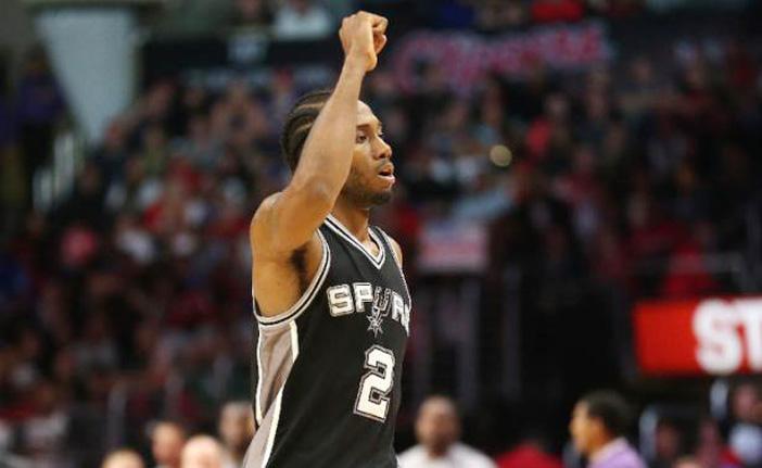 Kawhi Leonard, do San Antonio Spurs, foi o cestinha com 26 pontos (France Press)