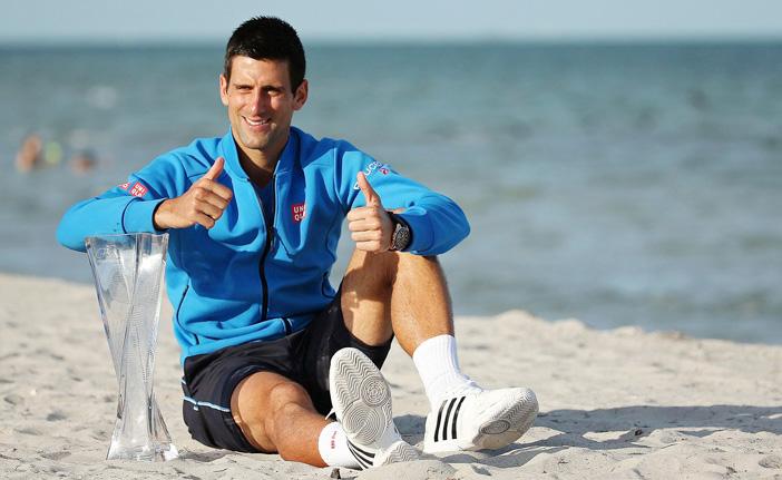 No &uacute;ltimo domingo (5), o s&eacute;rvio Novak Djokovic faturou o t&iacute;tulo do Masters 1000 de Miami (France Press)