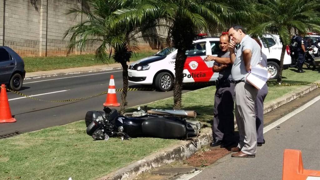 Acidente aconteceu no canteiro central da Avenida Presidente Vargas, em Indaiatuba (Paulo José/Tribuna de Indaiá)