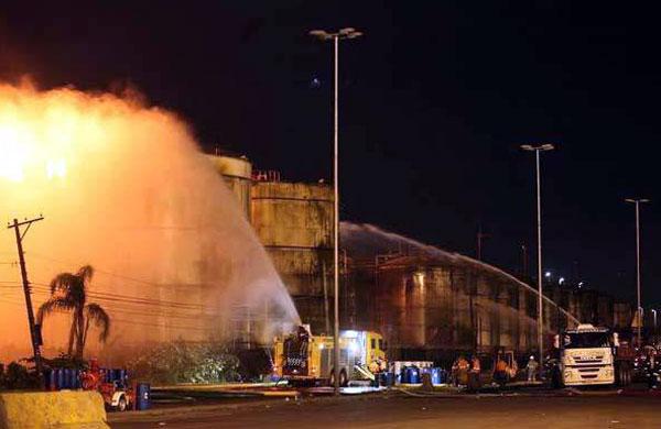 Ap&oacute;s 5 dias, bombeiros ainda lutam para conter inc&ecirc;ndio ( Divulgação)