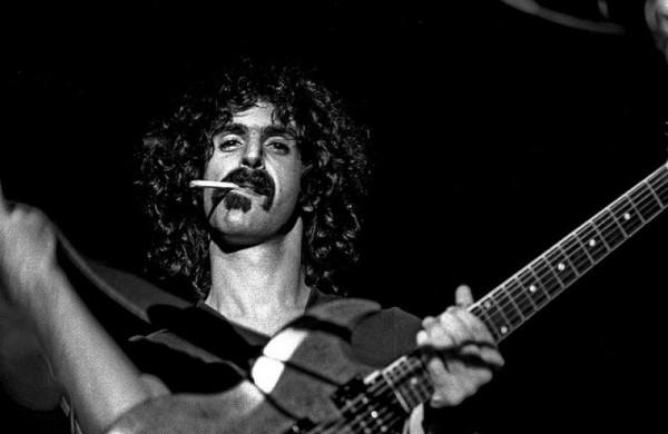 Frank Zappa era ex&iacute;mio guitarrista e talentoso no baixo e na bateria ( Divulgação)