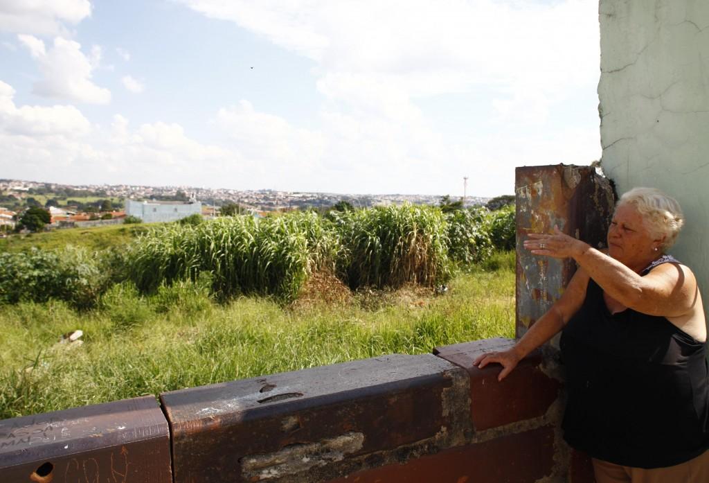 A aposentada Neusa de Oliveira mostra terreno no Parque Ipiranga ( César Rodrigues/ AAN)