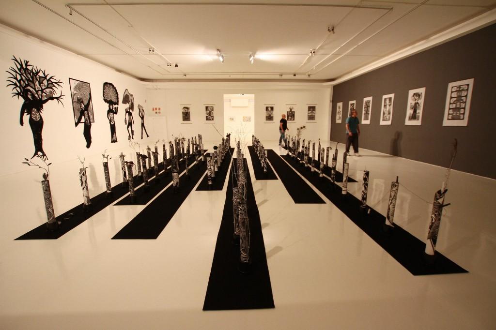 Instala&ccedil;&atilde;o que comp&otilde;e um dos tr&ecirc;s m&oacute;dulos da exposi&ccedil;&atilde;o do acervo do 'Museu Olho Latino' ( Janaína Ribeiro/ Especial a AAN )